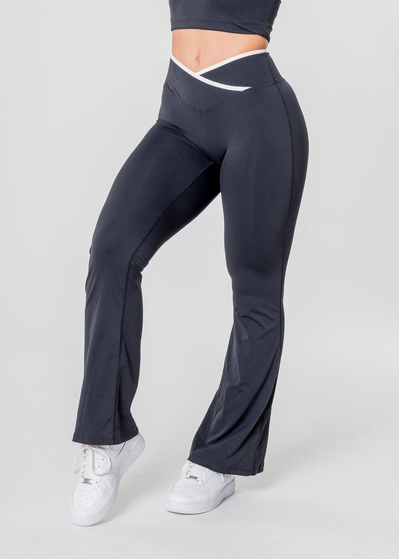 DYNAMIC Flared V-Waist Leggings [VORBESTELLUNG]